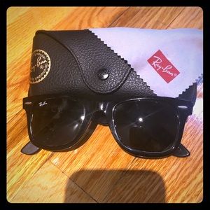 Black Wayfarer ray bans